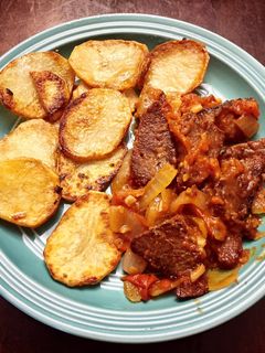 Una foto de Carne Entomatada con Papas al Sartén