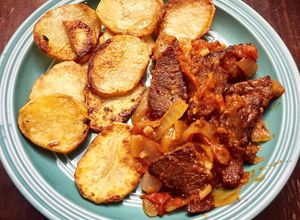 Una foto de Carne Entomatada con Papas al Sartén