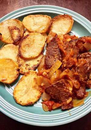 Una foto de Carne Entomatada con Papas al Sartén