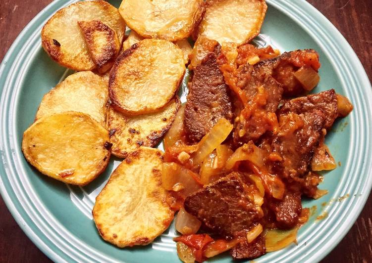 Carne Entomatada con Papas al Sartén