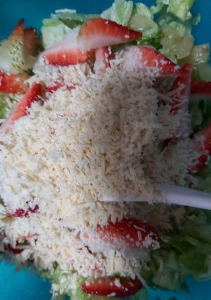 Una foto de Ensalada de lechuga, piña y fresas