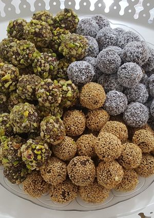 صورة لوصفة كرات التمر المغطسة بالشوكولاته