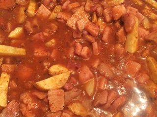 Chuleta ahumada con papas en salsa roja