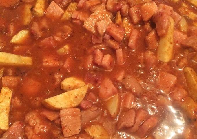Chuleta ahumada con papas en salsa roja Receta de Magi Gomez- Cookpad