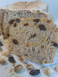 Una foto de Pan con pistachos y uvas pasas elaborado con la panificadora