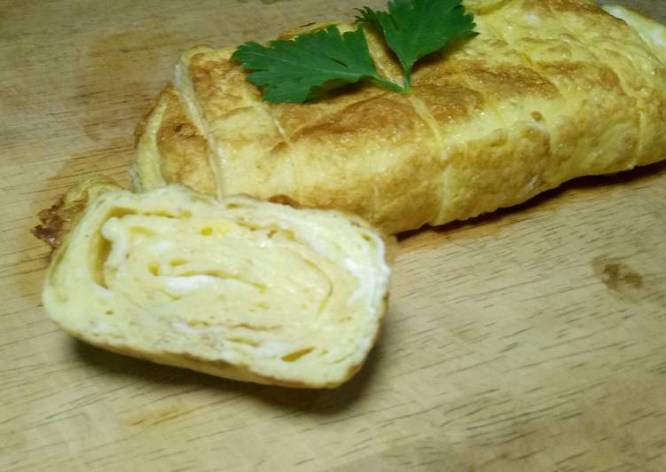 Bagaimana Menyiapkan Tamagoyaki (telur gulung) yang Menggugah Selera