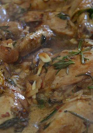 Una foto de Pollo a la hierbas con cerveza negra
