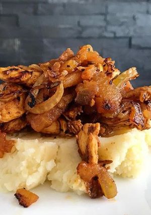 Una foto de Pechuga en bistec con puré de papa
