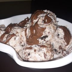 A picture of Oreo and nutella ice cream.