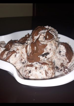 A picture of Oreo and nutella ice cream.