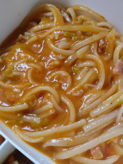 Una foto de Espaguettis con jamón de pavo y salsa de tomate🍝🥫🍗