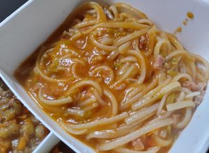 Una foto de Espaguettis con jamón de pavo y salsa de tomate🍝🥫🍗