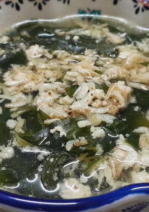 Hình của món Canh rong biển nấu thịt xay và tép khô.