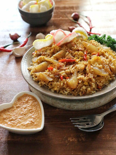 Foto resep Nasi goreng kikil bumbu rendang sambal kacang
