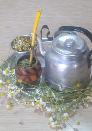 Una foto de Mate con topping de manzanilla