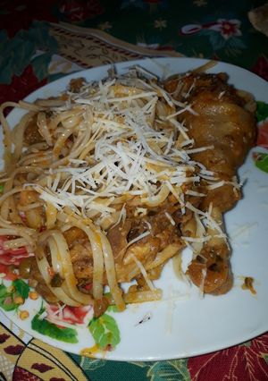 Una foto de Estofado De Gallina Casera Con Tallarìn😋