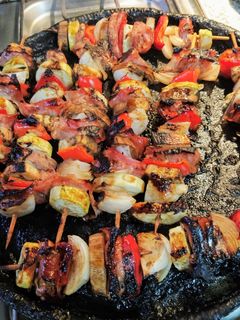 Una foto de Brochetas de pollo y vegetales súper fácil