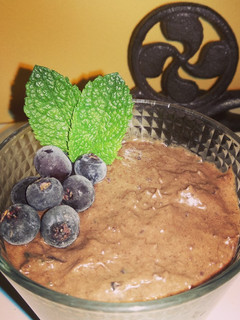 Una foto de Mousse de cacao y plátano