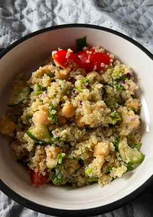 A picture of Quinoa salad with chickpeas and avocado.