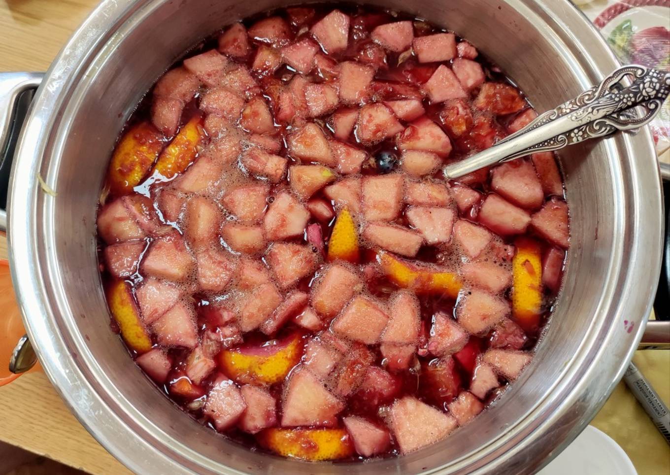 Sangría de vino tinto con fruta (sin azúcar)