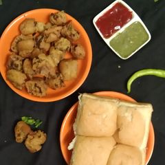 A picture of Pav pakora.