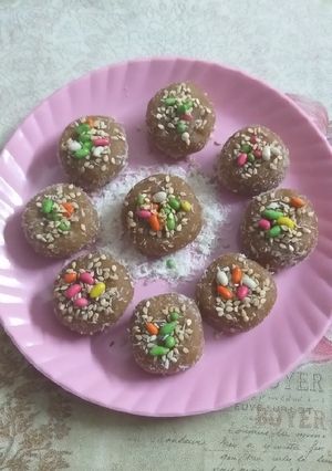 इंस्टेंट पारले जी बिस्कुट लड्डू(instant parle g biscuit ke laddu recipe in hindi) रेसिपी मुख्य फोटो