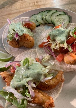 Una foto de Tacos de camarón y filete capeados con cerveza