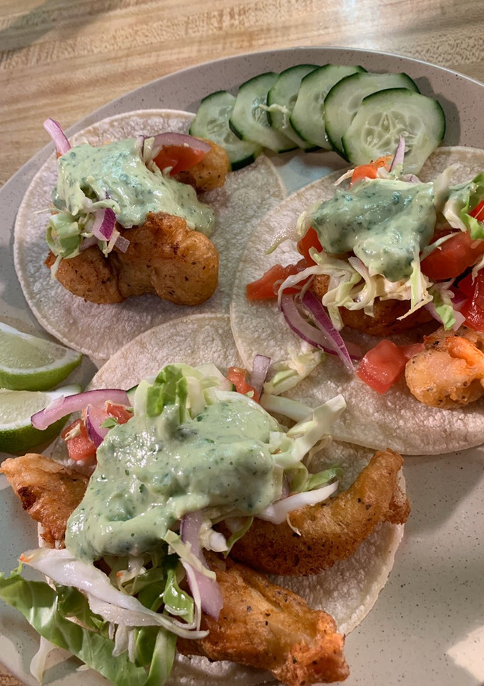 Una foto de Tacos de camarón y filete capeados con cerveza