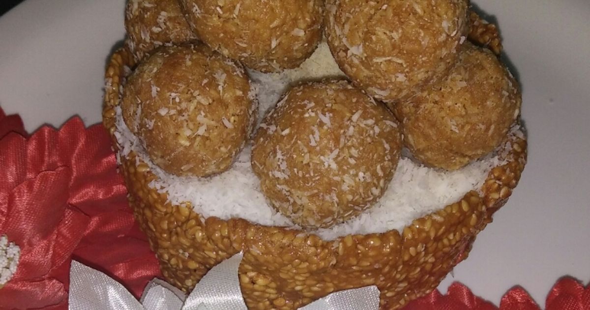 Til Gurd Katori With Gurd Coconut Ladoo Recipe by Urvashi Belani - Cookpad