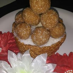 A picture of Til gurd katori with gurd coconut ladoo.