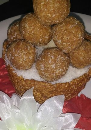 A picture of Til gurd katori with gurd coconut ladoo.