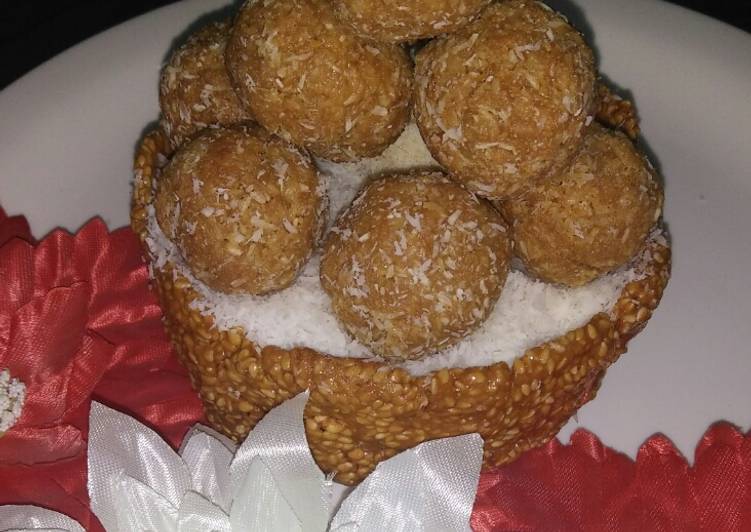 Til gurd katori with gurd coconut ladoo