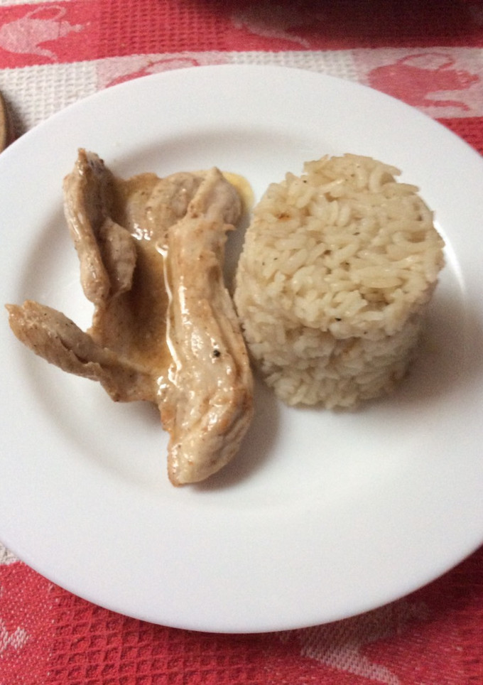 Una foto de Arroz graneado con bistec de pulpa de cerdo 🐖