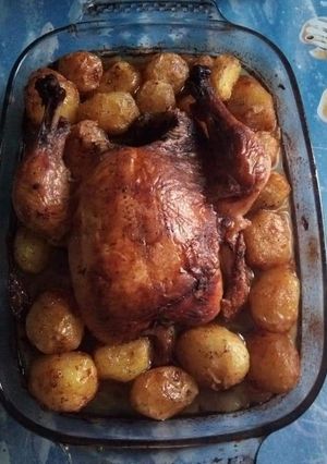 صورة لوصفة دجاج محمر مع البطاطا المتبلة والمقلية