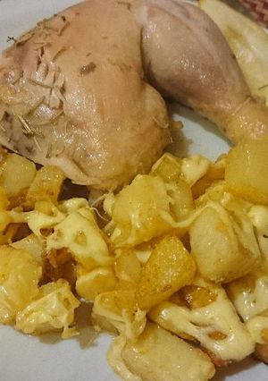 Una foto de Pollo al romero y limón con papas graten