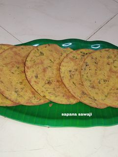 मसाला मेथी खाकरा (Masala methi khakhra recipe in marathi) रेसिपी चे मुख्य फोटो 