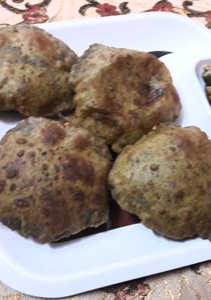 A picture of Bathua ki poori.