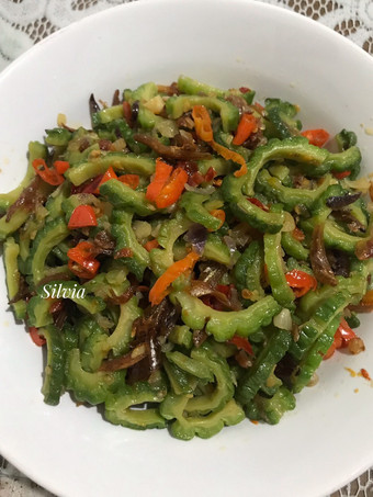 Bagaimana Membuat Tumis pare pedas teri kriuk yang Lezat