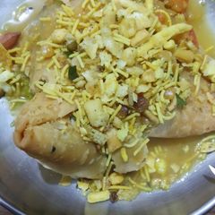 A picture of समोसा चाट.