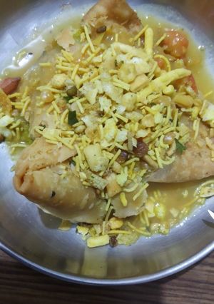 A picture of समोसा चाट.