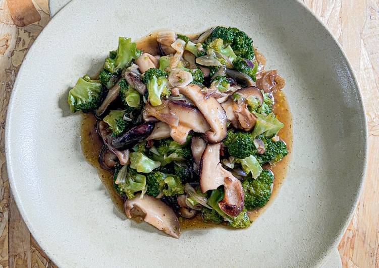 Langkah Mudah untuk Menyiapkan Tumis brokoli jamur shitake, Lezat Sekali