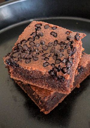 Hình của món Simple one-bowl chocolate chip cake.