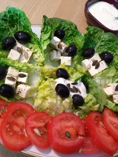 Una foto de Ensalada de cogollos con queso feta marinado con hierbas