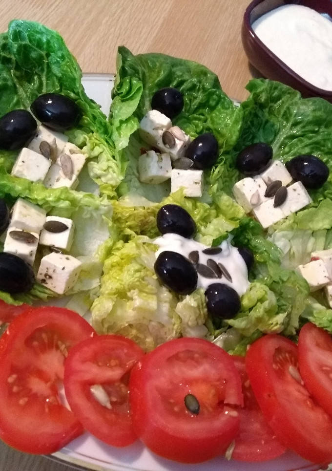 Una foto de Ensalada de cogollos con queso feta marinado con hierbas