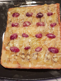 Una foto de Hojaldre con kiwi uvas y chispas de chocolate blanco