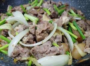 Hình của món Dê xào sả ớt.