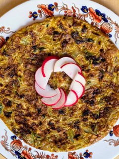 Una foto de Tortilla de lechuga y hojas de rabanito 🥬 Receta de doble aprovechamiento ♻️