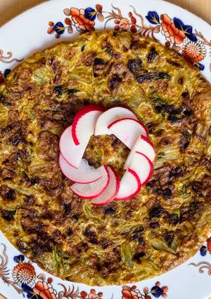 Una foto de Tortilla de lechuga y hojas de rabanito 🥬 Receta de doble aprovechamiento ♻️