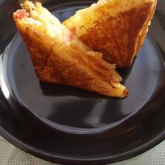 A picture of Sweet tutti frutti sandwich.