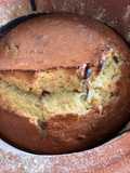 Pan de plátanos maduros, con frutos secos, en cazuela de barro